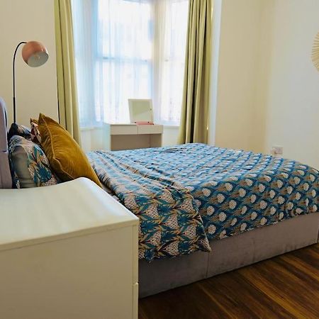 Two Bedroom Flat Near Transport & Shops London Exteriör bild