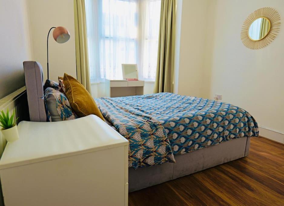 Two Bedroom Flat Near Transport & Shops London Exteriör bild