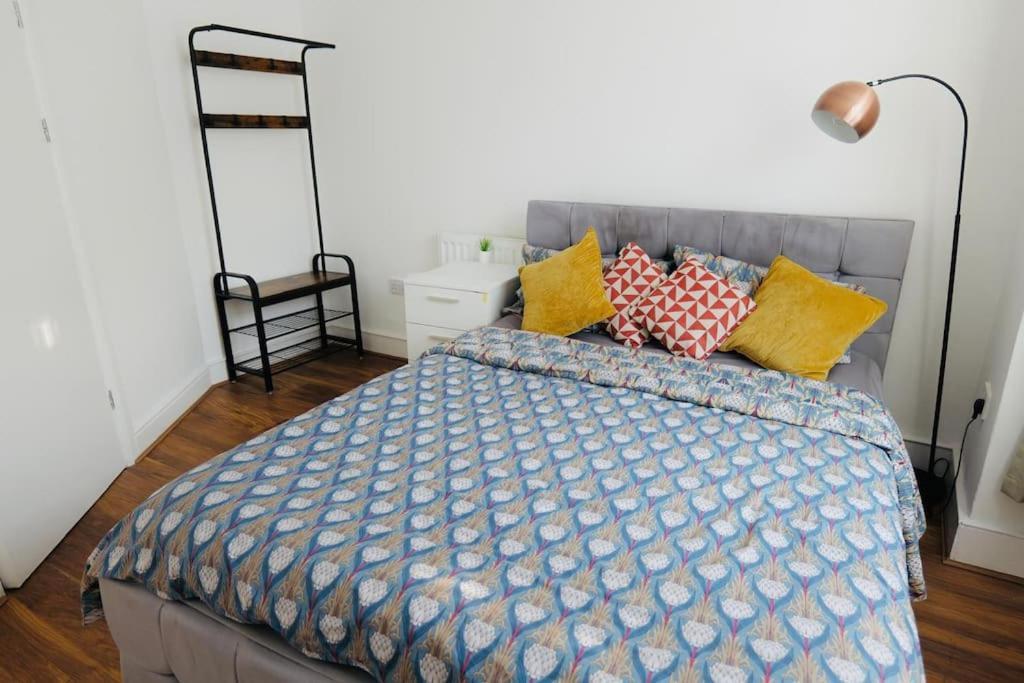 Two Bedroom Flat Near Transport & Shops London Exteriör bild