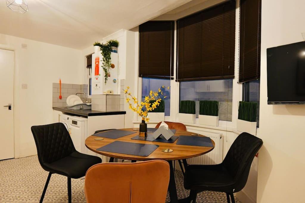 Two Bedroom Flat Near Transport & Shops London Exteriör bild
